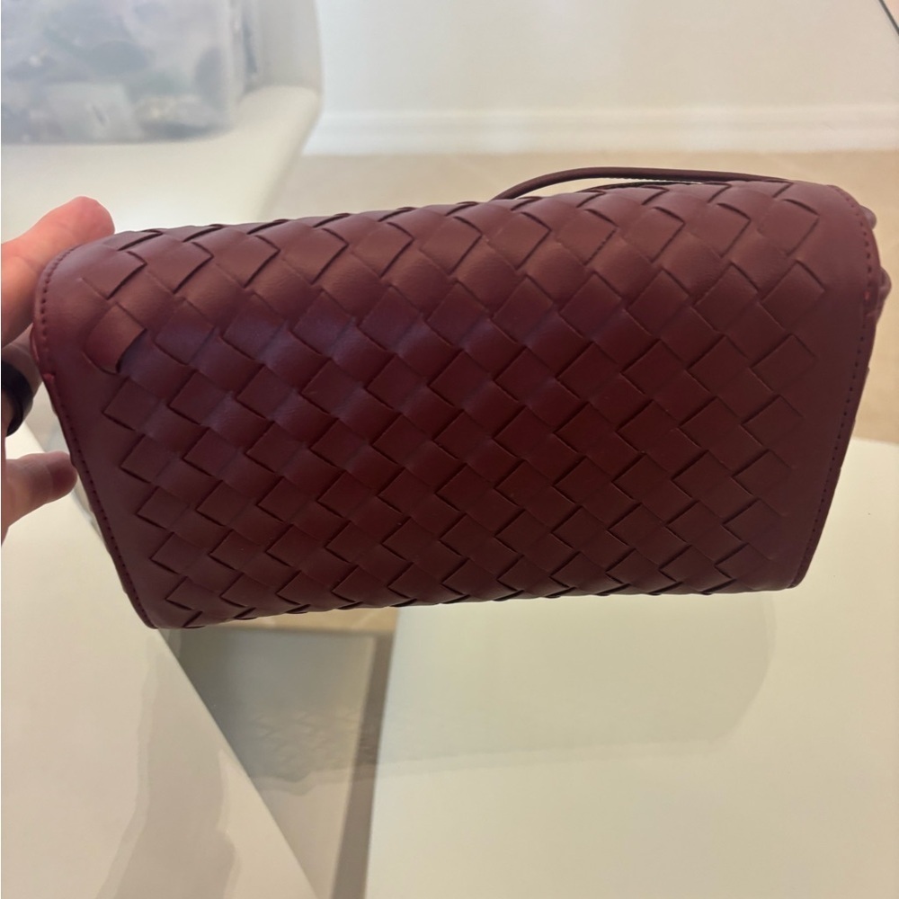 Elegant Burgundy Woven Vegan Crossbody Bag Or Clutch Burgundy With Gold Hardware - Picture 4 of 9